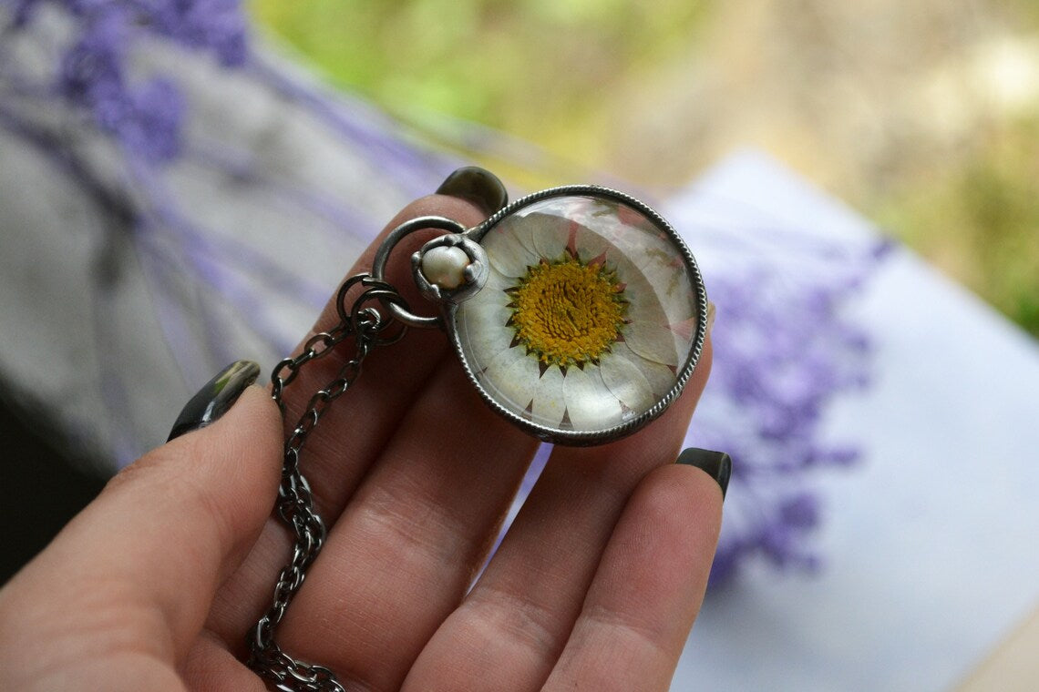 Daisy pendant with real pearl