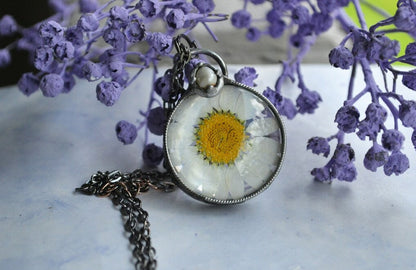 Daisy pendant with real pearl