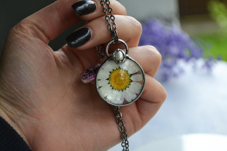 Daisy pendant with real pearl