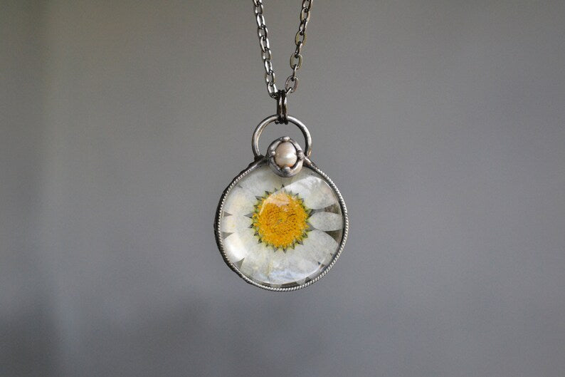 Daisy pendant with real pearl