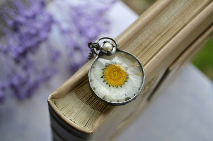 Daisy pendant with real pearl