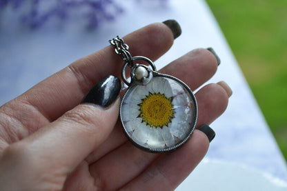 Daisy pendant with real pearl