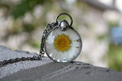 Daisy pendant with real pearl